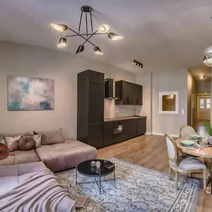 Apartment True Gem Downtown Next To Synagogue And Gozsdu Garden Area, Budapest